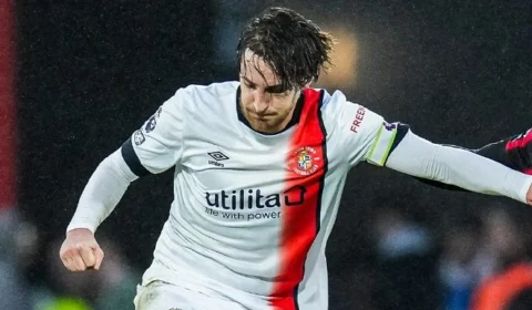 Zagueiro do Luton Town sofre parada cardíaca e desmaia em campo pela 2ª vez no ano