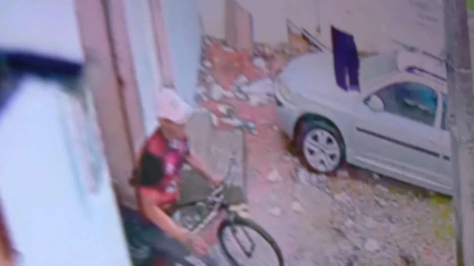 VÍDEO: câmera flagra homem que furtava residência, em Manaus