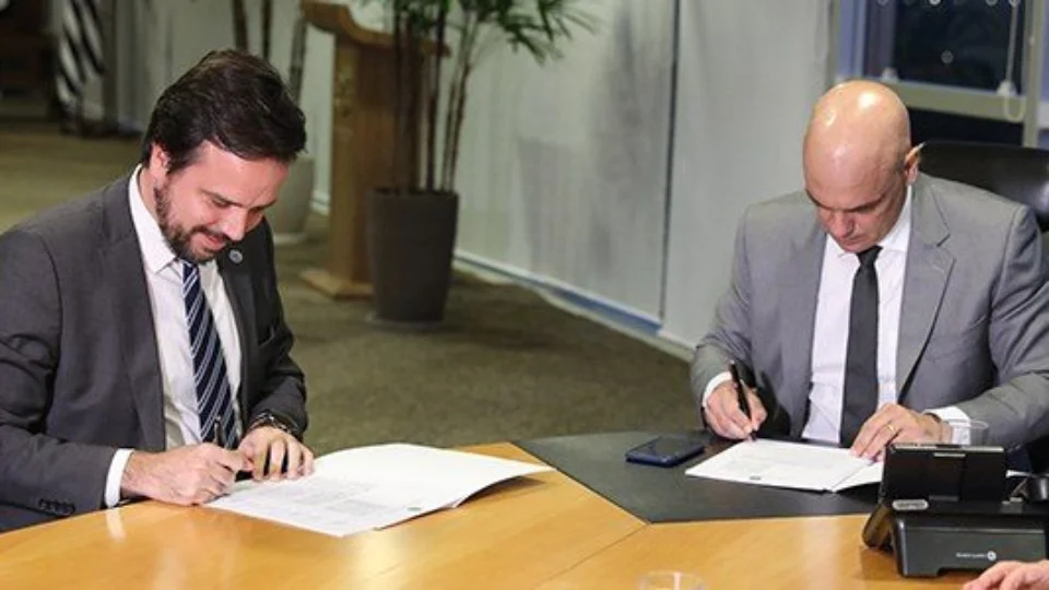 Acordo entre o TSE e a Anatel reforça o combate à desinformação com uso de IA