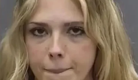 Mulher é presa após fingir ter 14 anos para fazer sexo com alunos nos EUA