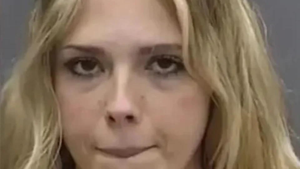 Mulher é presa após fingir ter 14 anos para fazer sexo com alunos nos EUA