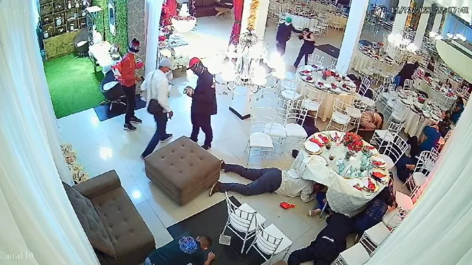 VÍDEO: noivos e convidados são mantidos reféns em assalto a buffet, em Manaus