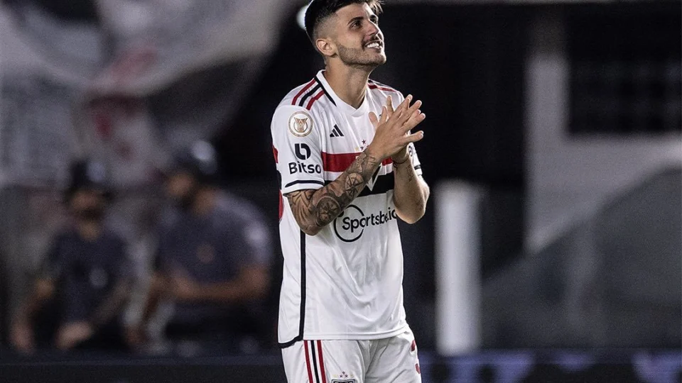 São Paulo: Beraldo desperta interesse de times europeus e gera disputa entre gigantes