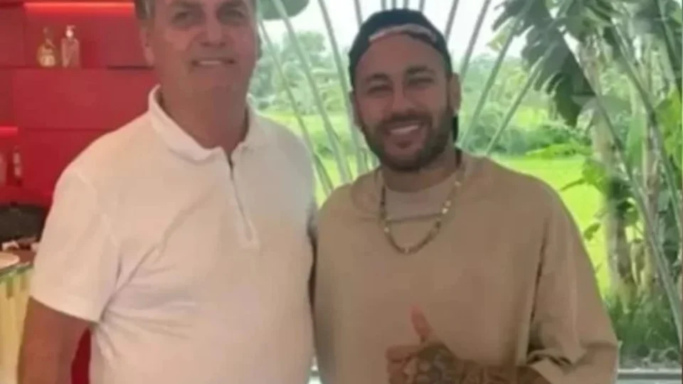 Bolsonaro dá medalha de ‘imbrochável’ para Neymar durante visita