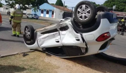 Carro de aplicativo capota após avançar preferencial e ser atingido por outro veículo em Boa Vista