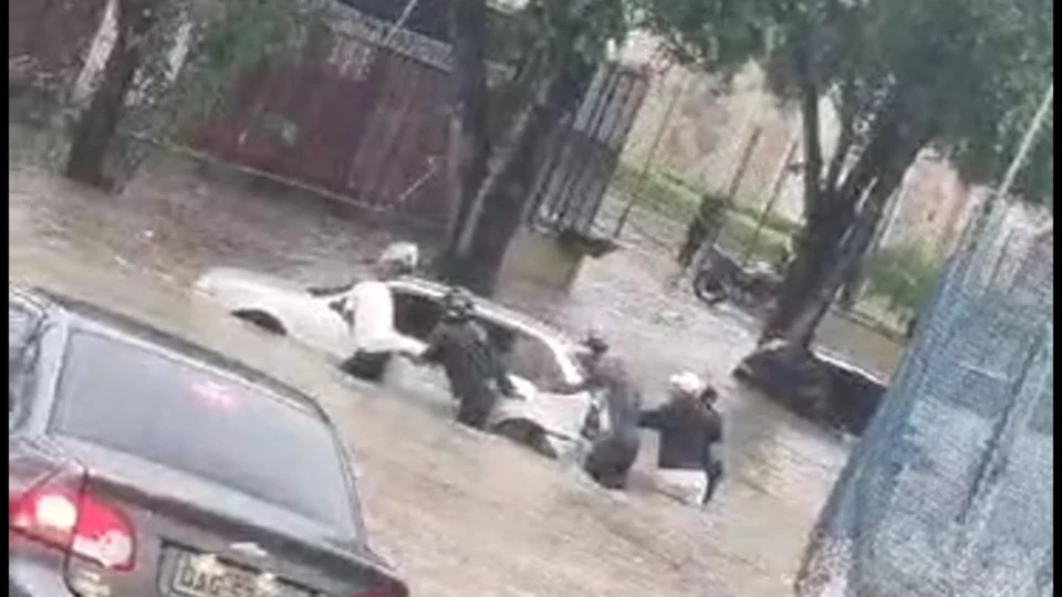 VÍDEO: populares empurram carro de área alagada durante chuva em Manaus
