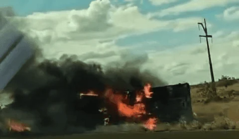 VÍDEO: caminhão do Exército Brasileiro capota e pega fogo na fronteira com a Guiana