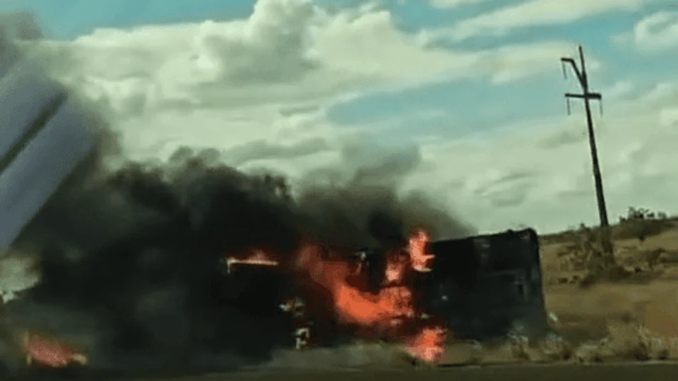 VÍDEO: caminhão do Exército Brasileiro capota e pega fogo na fronteira com a Guiana