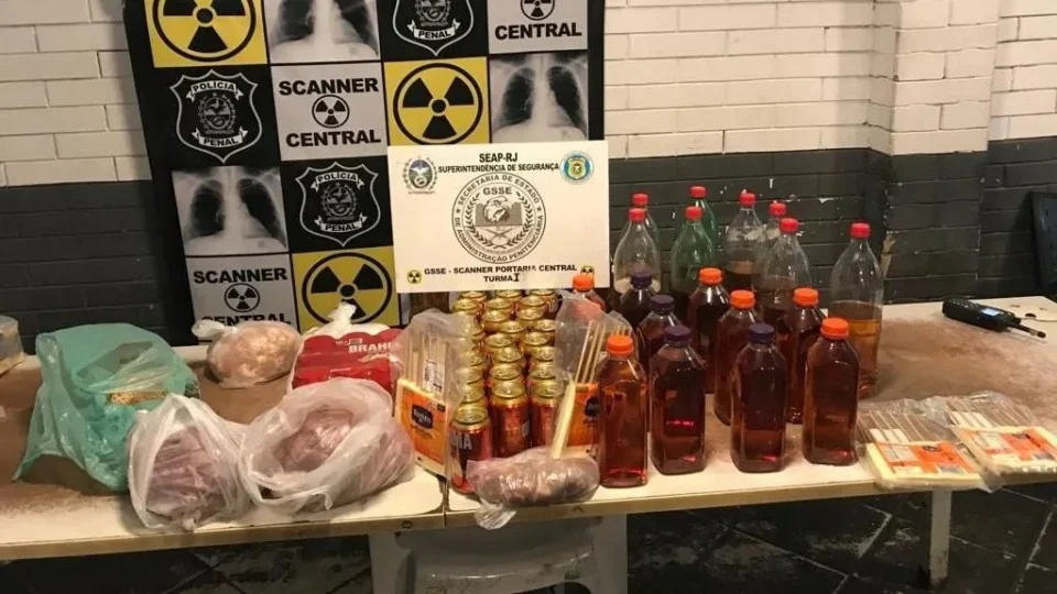 Cesta de Natal, com cerveja e churrasco, é apreendida em presídio no Rio