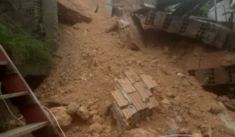 VÍDEO: muro e parte de barranco desabam e atingem duas casas em Manaus