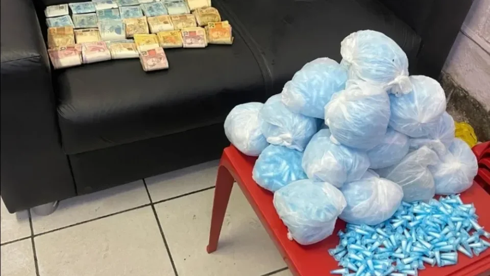 Menina de 14 anos apanha e entrega namorado traficante de 22 anos, em SP