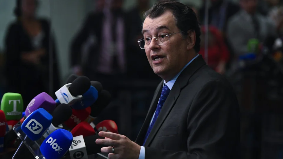 Eduardo Braga comemora a primeira reforma tributária em regime democrático