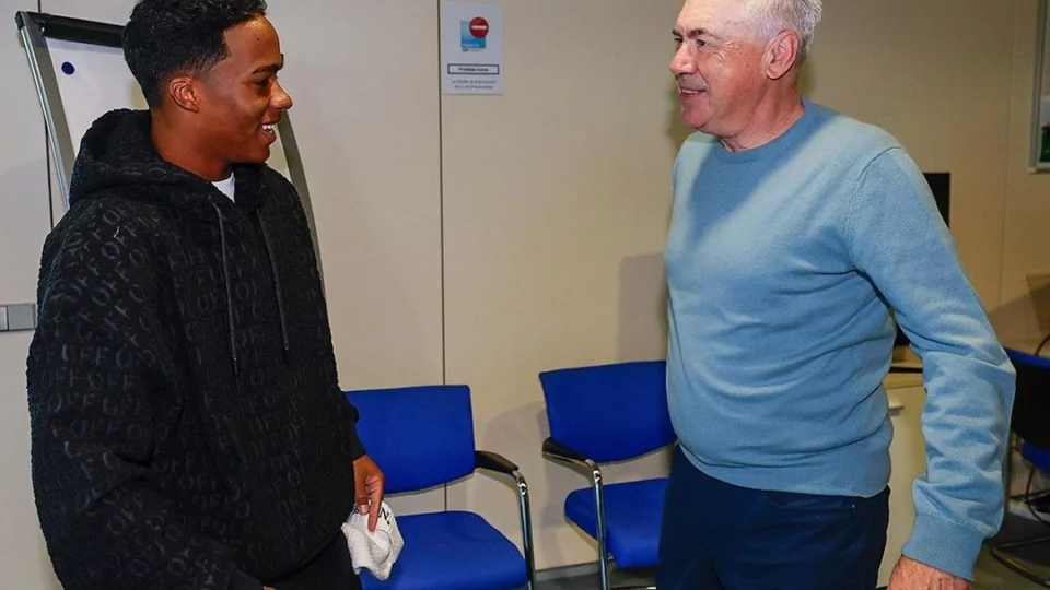 Endrick visita o Real Madrid, encontra companheiros e recebe conselho de Ancelotti