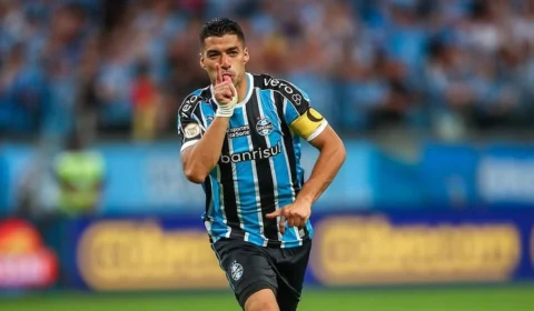 Suárez marca em despedida, Grêmio vence o Vasco e volta ao G-4 do Brasileirão