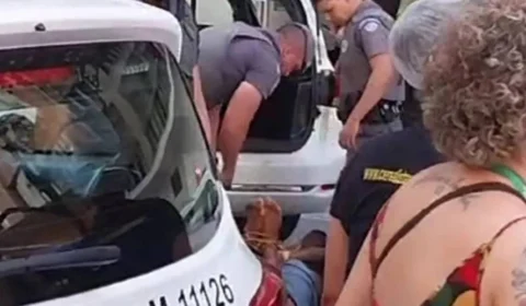 Homem tem mãos e pés amarrados por policiais no centro de SP