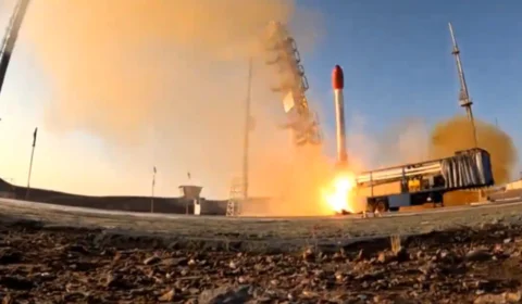 VÍDEO: Irã diz ter colocado em órbita cápsula capaz de levar seres vivos ao espaço