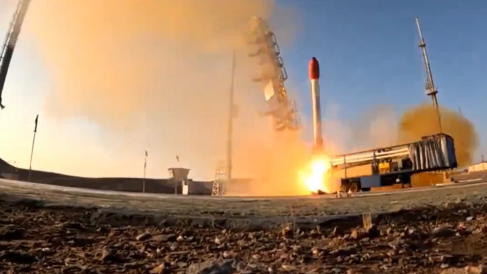 VÍDEO: Irã diz ter colocado em órbita cápsula capaz de levar seres vivos ao espaço