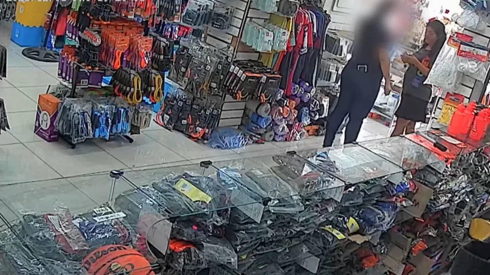 VÍDEO: ladras ‘caras de pau’ são flagradas furtando lojas em Manaus