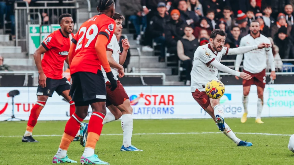 Campeonato Inglês: Manchester City vence de virada Luton Town, por 2 a 1