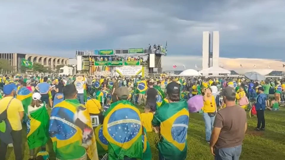 Manifestantes pró-Bolsonaro fazem protesto contra indicação de Dino ao STF