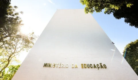 MEC discorda de carga curricular de 2,1 mil horas em novo ensino médio