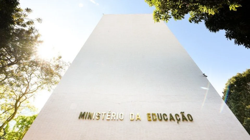 MEC discorda de carga curricular de 2,1 mil horas em novo ensino médio