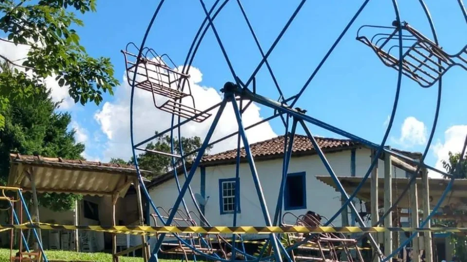 Mulher morre após cair de roda gigante de 4 metros, em Barbacena-MG