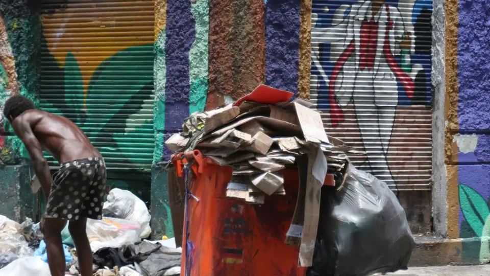 Após o pico de 2021, pobreza recua para 31,6% da população em 2022