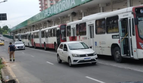VÍDEO: motoristas de ônibus fazem protesto e paralisam atividades em Manaus