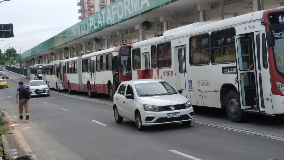 VÍDEO: motoristas de ônibus fazem protesto e paralisam atividades em Manaus