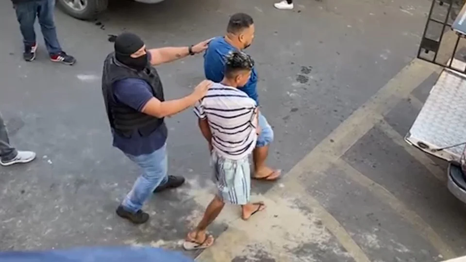 VÍDEO: quatro homens são presos suspeitos de fazerem parte de milícia em Manaus