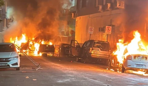 Torcedores do Santos ateiam fogo no carro do atacante Mendonza