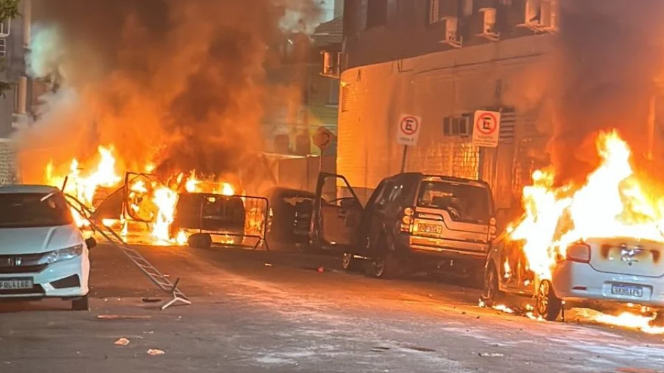 Torcedores do Santos ateiam fogo no carro do atacante Mendonza