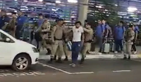 Bahia sob pressão, time é alvo de críticas em protesto da torcida em aeroporto