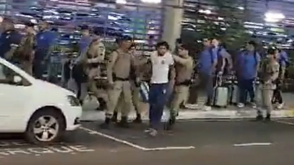 Bahia sob pressão, time é alvo de críticas em protesto da torcida em aeroporto