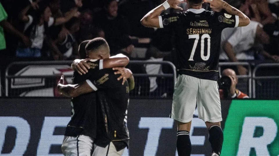 Léo Pelé comemora permanência, mas diz que elenco do Vasco deve fazer reflexão