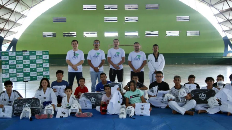 Escola de taekwondo recebe doação de materiais esportivos no Ac