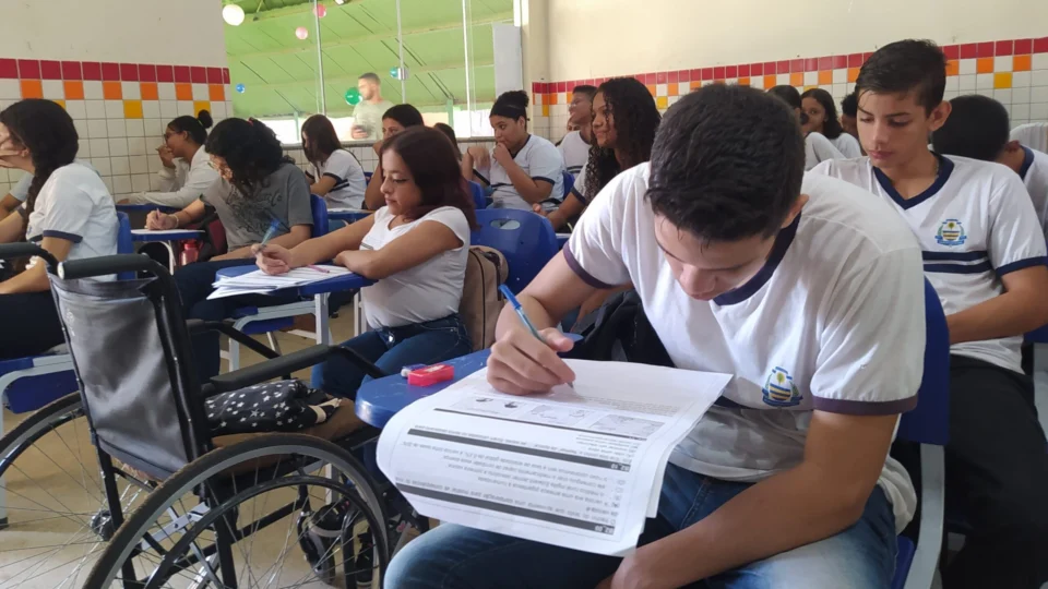 Alunos vão receber para fazer prova do Enem, diz ministro da Educação