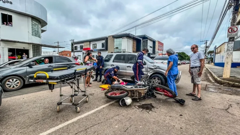 Colisão entre carro e moto deixa jovem ferido no Acre