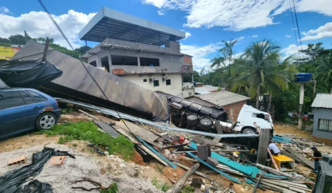 VÍDEO: acidente entre carreta e caminhão deixa pessoas feridas no Tarumã, em Manaus