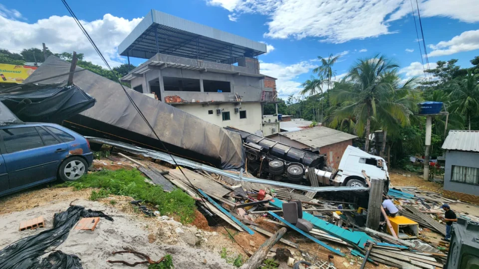 VÍDEO: acidente entre carreta e caminhão deixa pessoas feridas no Tarumã, em Manaus