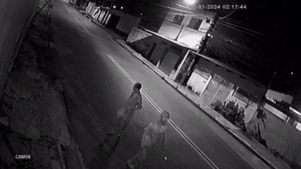 VÍDEO: Polícia procura dois homens que roubaram casa, em Manaus