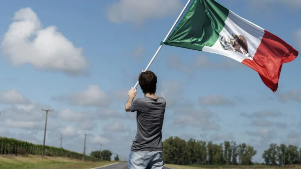 Milhares de imigrantes se juntam à marcha para entrar nos EUA