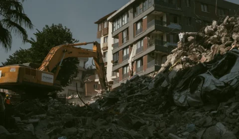Idosa de 90 anos é resgatada com vida 5 dias após terremoto no Japão