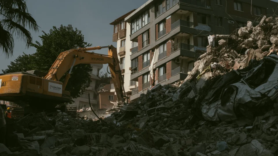 Idosa de 90 anos é resgatada com vida 5 dias após terremoto no Japão