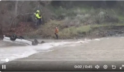 VÍDEO: mulher é resgatada após passar 15 horas em cima de carro submerso