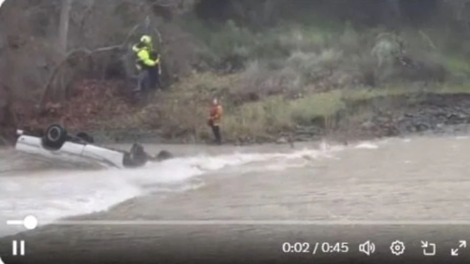 VÍDEO: mulher é resgatada após passar 15 horas em cima de carro submerso