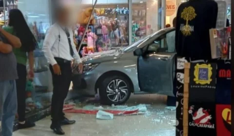 Mulher acelera carro que estava exposto em shopping e invade loja em Manaus