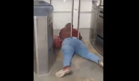 Mulher fica presa na catraca ao burlar sistema sem pagar passagem na Colômbia