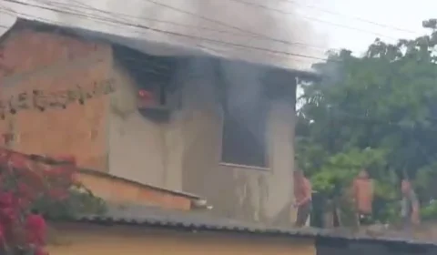 VÍDEO: vizinhos revezam baldes de água para conter incêndio de casa, em Manaus